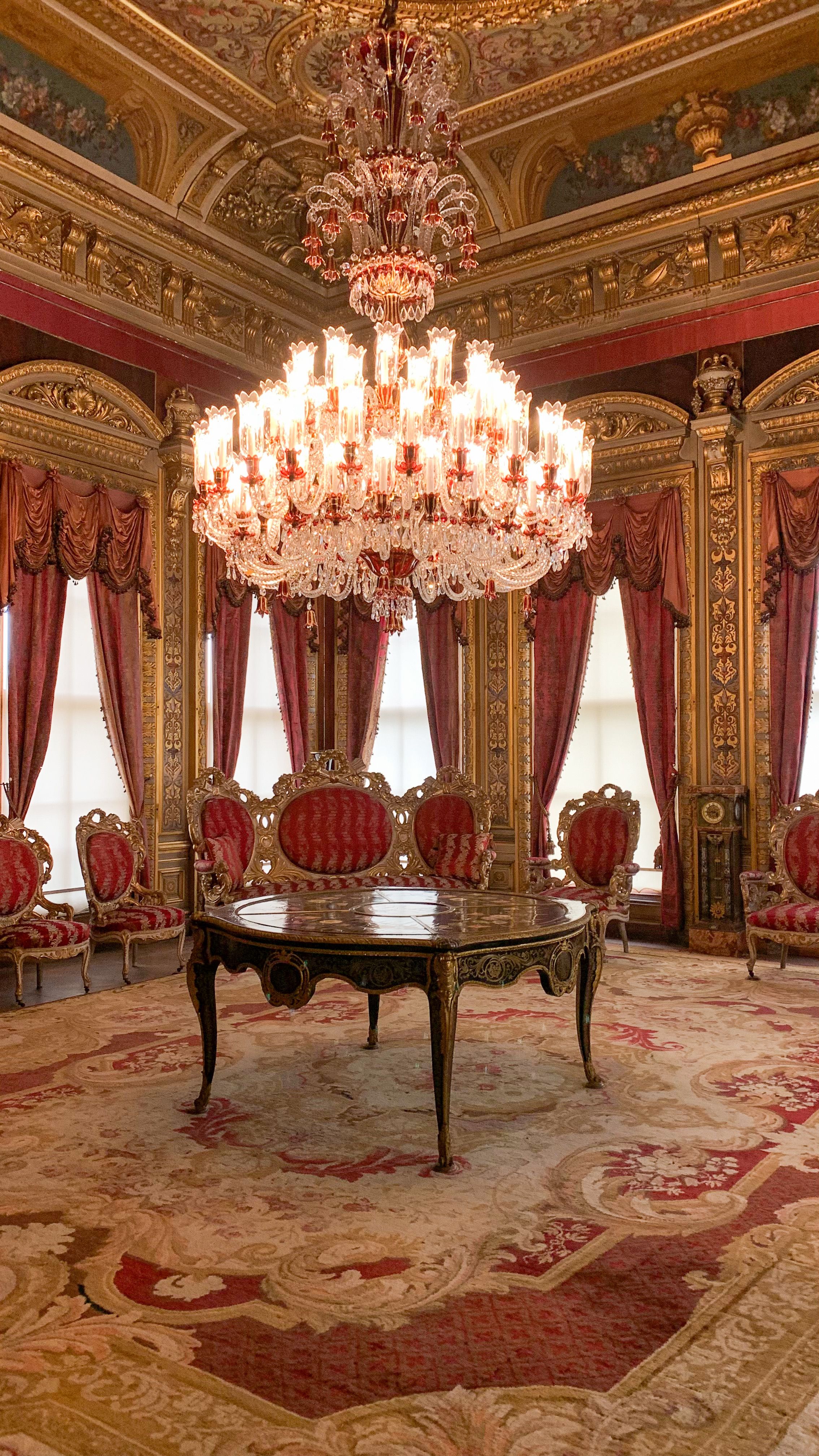 Salón clásico con araña de cristal